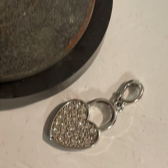 1.25” silver tone heart shaped pendant & 28 prong set crystal setting - Picture 6 of 8